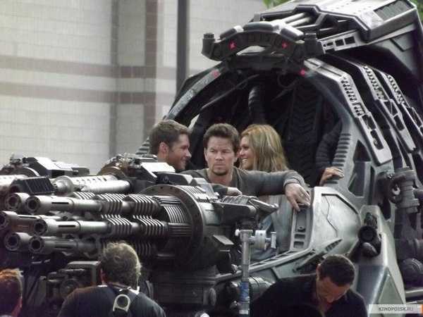 Transformers 4 Age Of Extinction   Decepticon Gunship, Nicola Peltz, Mark Wahlberg, Jack Raynor Image  (1 of 4)